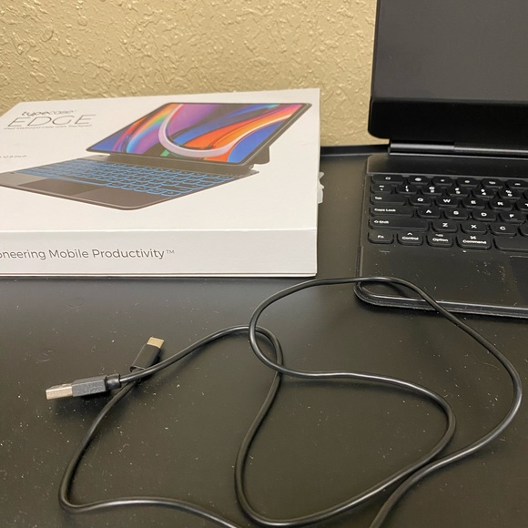 Typecase Edge Magnetic Keyboard Case for iPad Pro 12.9  5th,4th, 3rd Generation - Picture 8 of 13